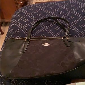 Signature Zip Tote Shoulder Handbag